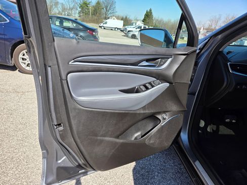 Used 2020 Buick Enclave Essence image 12