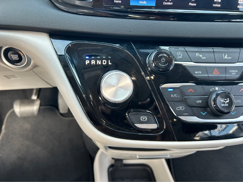 Used 2024 Chrysler Pacifica Touring-L FWD image 24