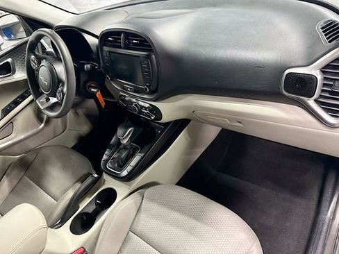 Used 2023 Kia Soul LX w/ LX Technology Package FWD image 27