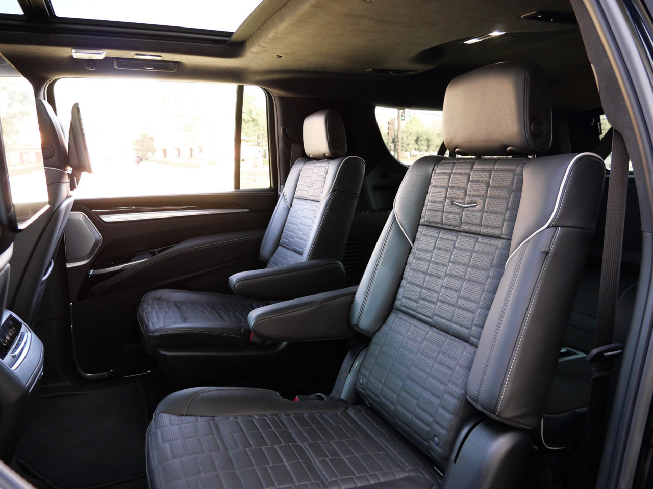 Used 2026 Cadillac Escalade ESV Platinum Sport w/ LPO, ONYX Package AWD/4WD image 19
