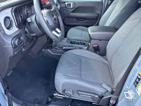 Used 2025 Jeep Wrangler Unlimited Sahara AWD/4WD image 6