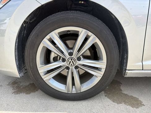 Used 2024 Volkswagen Jetta SE FWD image 12