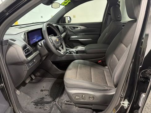 Used 2025 Chevrolet Traverse LT w/ Driver Confidence Package image 10