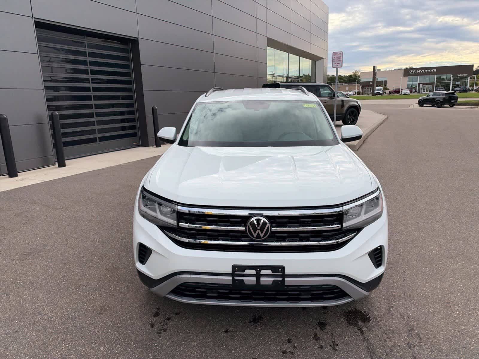 Used 2023 Volkswagen Atlas SE w/ Black Wheel Package FWD image 8