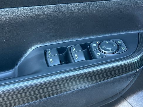 Used 2022 GMC Acadia SLT w/ Elevation Edition image 12