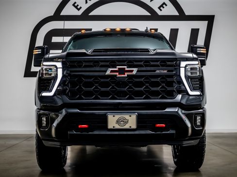 Used 2024 Chevrolet Silverado 2500 ZR2 w/ Technology Package image 3