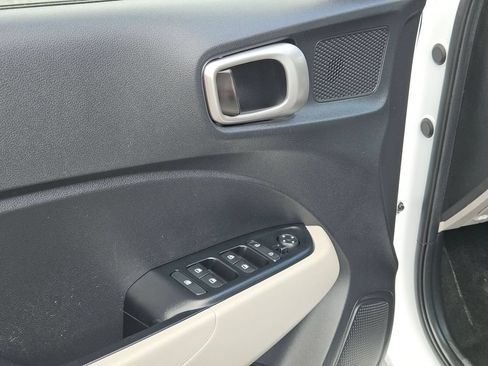 Used 2025 Hyundai Venue SEL FWD image 15