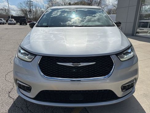Used 2024 Chrysler Pacifica Touring-L FWD image 11