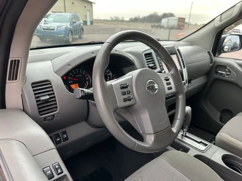 Used 2019 Nissan Frontier SV image 2