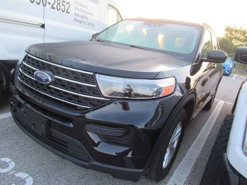 Used 2022 Ford Explorer XLT AWD/4WD image 3