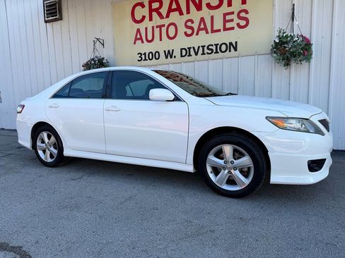 Used 2011 Toyota Camry SE w/ SE Extra-Value Pkg #1 FWD image 2
