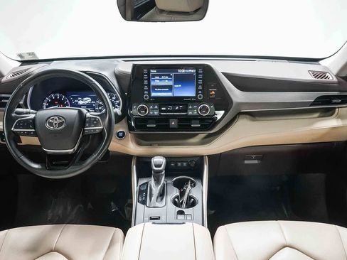 Certified 2020 Toyota Highlander XLE FWD image 13