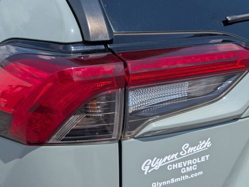 Used 2019 Toyota RAV4 XLE FWD image 11