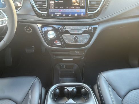 New 2026 Chrysler Pacifica Select image 11