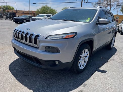 Used 2017 Jeep Cherokee Latitude FWD image 11