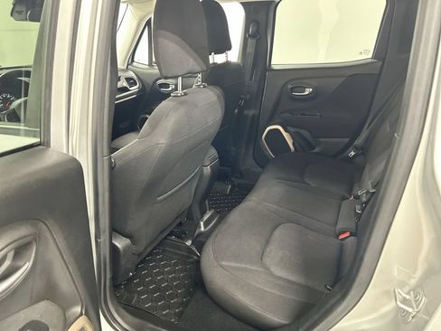 Used 2015 Jeep Renegade Latitude AWD/4WD image 19