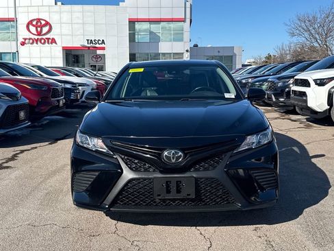 Used 2019 Toyota Camry SE image 2