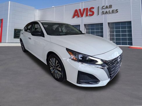 Used 2025 Nissan Altima 2.5 SV FWD image 3