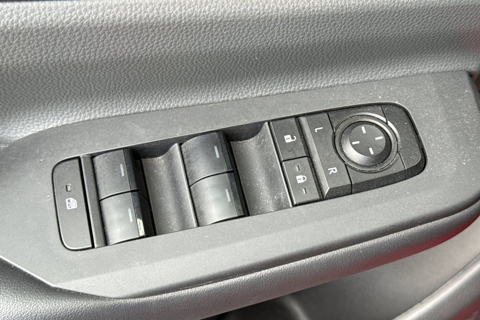 Used 2025 Toyota Prius LE FWD image 13