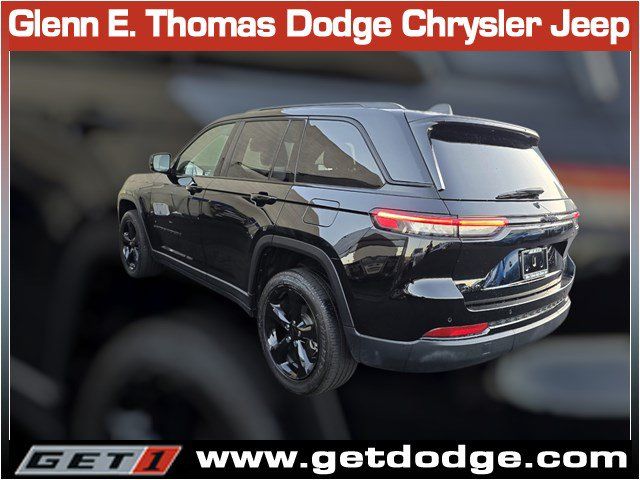 Used 2023 Jeep Grand Cherokee Altitude AWD/4WD image 9