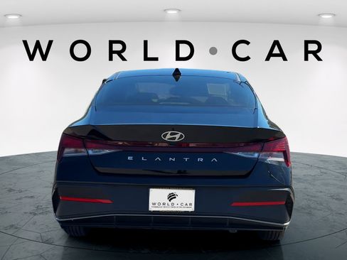 Certified 2025 Hyundai Elantra SE FWD image 4