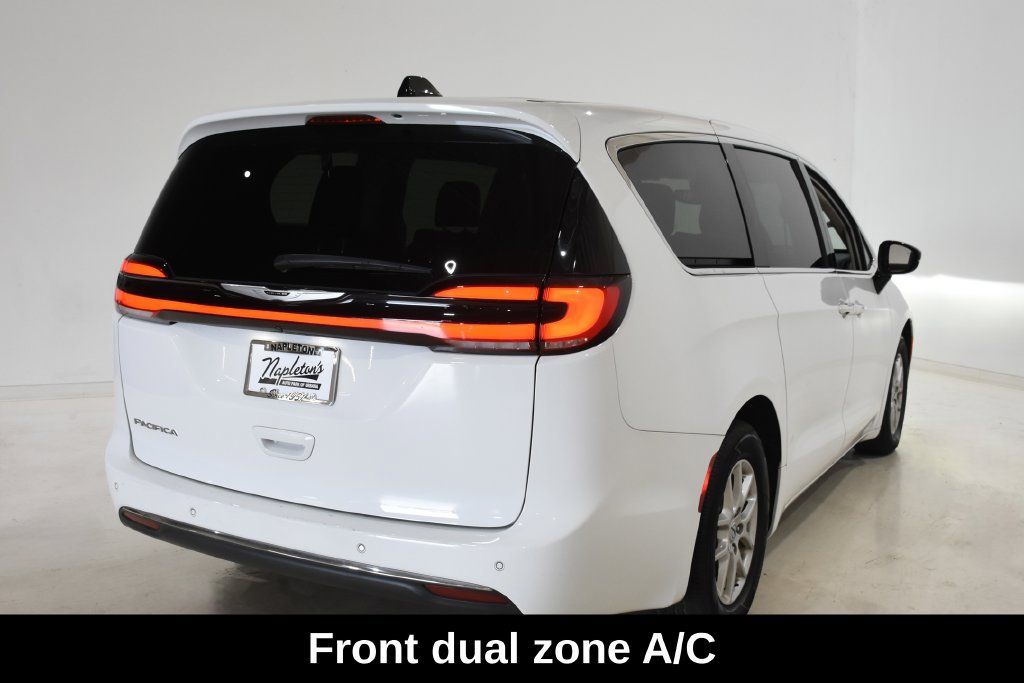 Used 2024 Chrysler Pacifica Touring-L FWD image 4