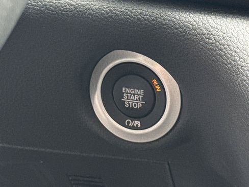 Used 2025 Chrysler Pacifica Select FWD image 15