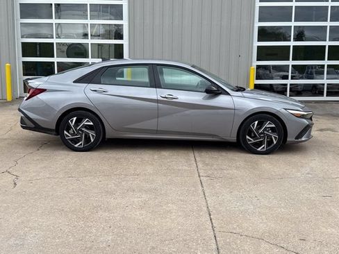 Used 2025 Hyundai Elantra Sport FWD image 2