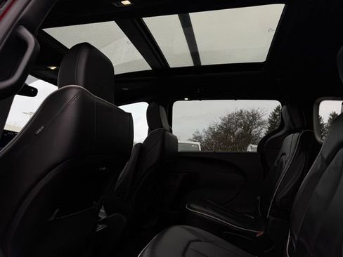 Used 2025 Chrysler Pacifica Limited image 20