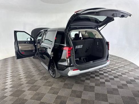 Certified 2025 Kia Carnival FWD image 18