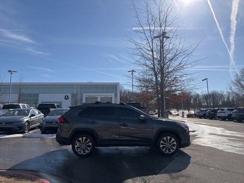 Used 2021 Toyota RAV4 XLE Premium image 8