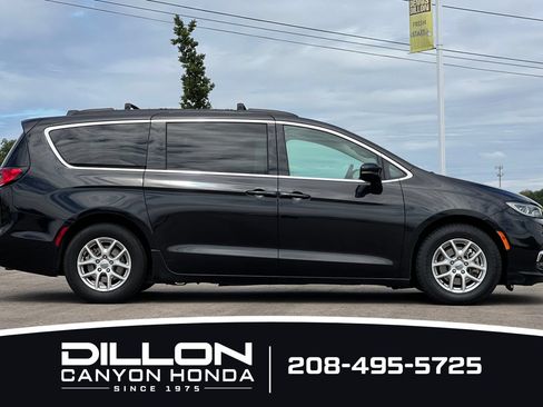 Used 2022 Chrysler Pacifica Touring-L FWD image 3