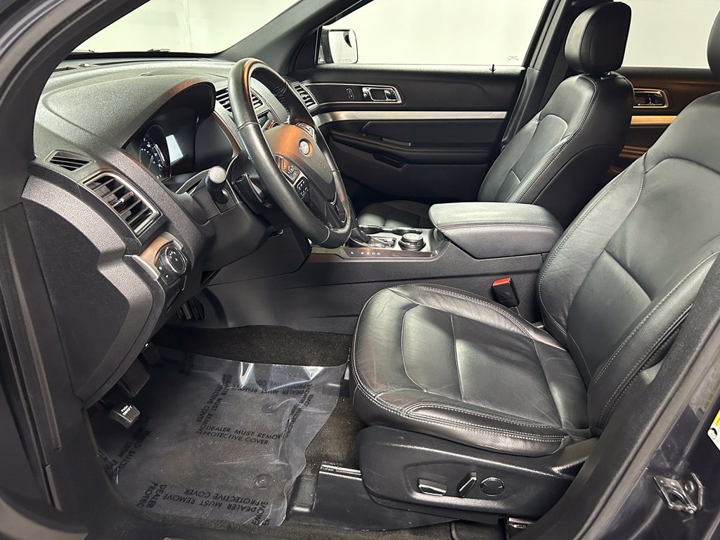 Used 2017 Ford Explorer XLT w/ Equipment Group 202A AWD/4WD image 12