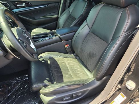 Used 2023 Nissan Maxima SR w/ Sport Mat Group FWD image 17