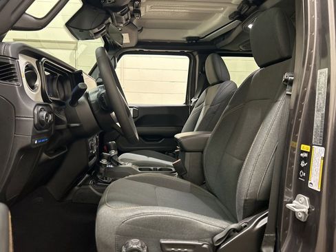Used 2025 Jeep Wrangler Unlimited Sahara AWD/4WD image 21