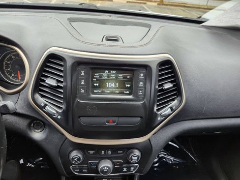 Used 2016 Jeep Cherokee Latitude AWD/4WD image 12