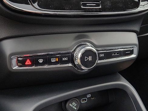 Used 2025 Volvo XC40 B5 Plus image 16