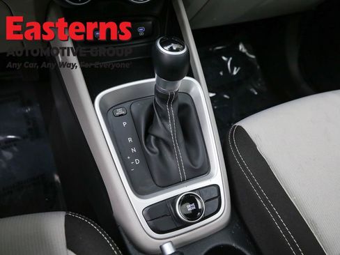 Used 2025 Hyundai Venue SEL image 13