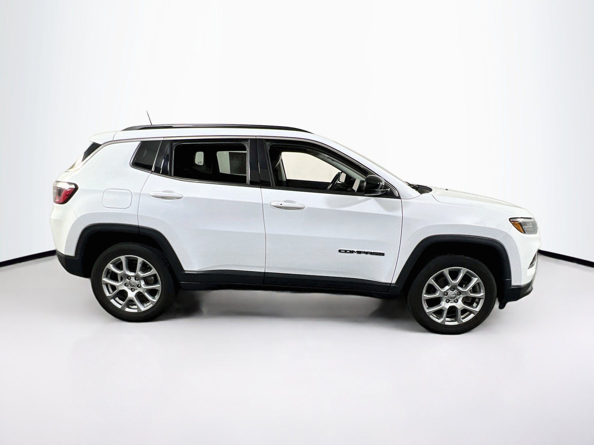 Used 2022 Jeep Compass Latitude w/ Sun and Sound Group AWD/4WD image 4