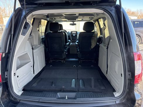 Used 2013 Chrysler Town & Country Touring-L w/ Entertainment Group #2 FWD image 31