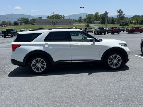 Used 2022 Ford Explorer XLT w/ Equipment Group 202A AWD/4WD image 5
