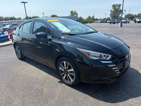 Used 2025 Nissan Versa SV FWD image 4