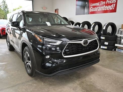 Used 2023 Toyota Highlander XLE AWD/4WD image 4