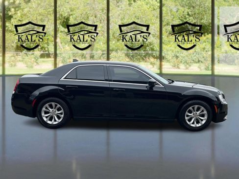 Used 2018 Chrysler 300 Touring RWD image 4