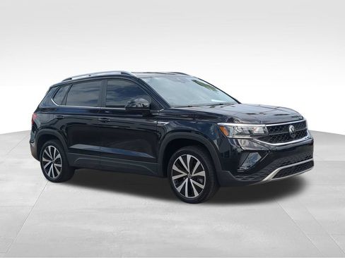 Used 2024 Volkswagen Taos SE FWD image 2