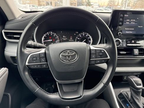 Used 2022 Toyota Highlander XLE image 14