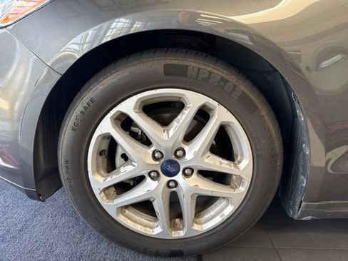 Used 2015 Ford Fusion SE FWD image 2