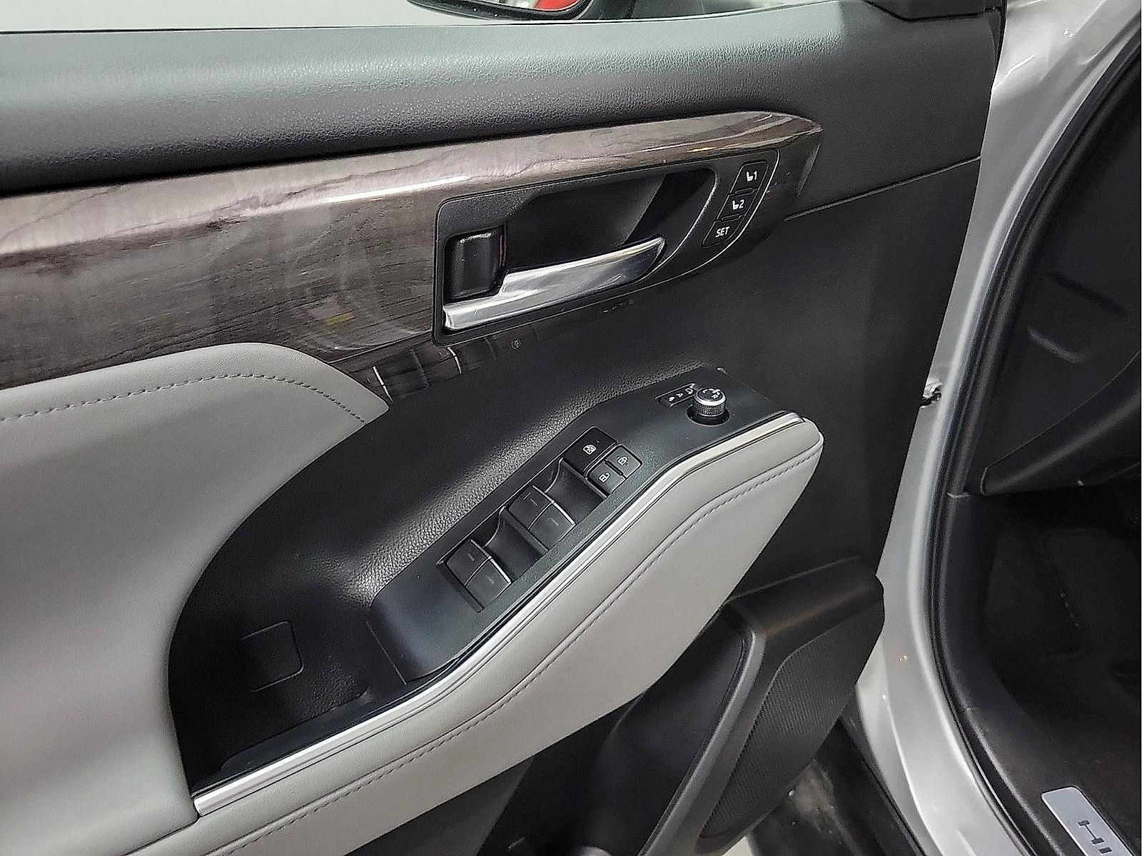 Used 2023 Toyota Highlander Limited FWD image 10