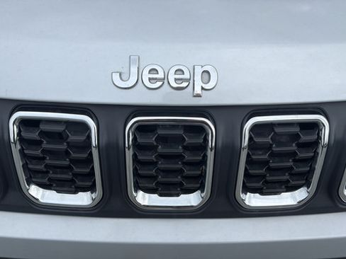 Used 2025 Jeep Compass Latitude AWD/4WD image 26