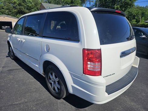 Used 2009 Chrysler Town & Country Touring FWD image 7